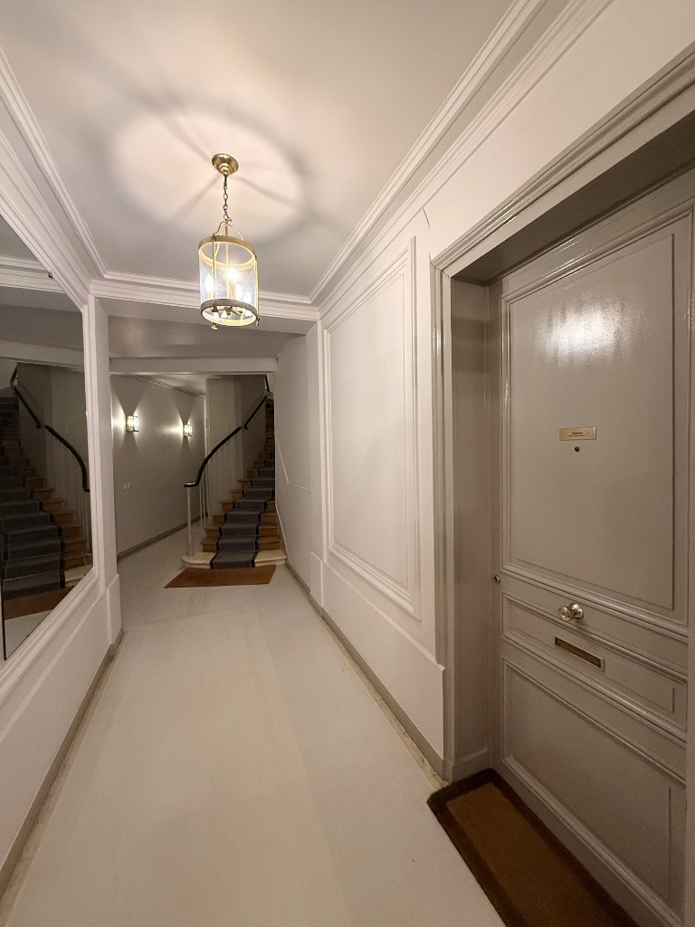 Couloir — Accès au cabinet